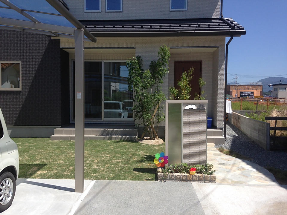 門柱・土間コンクリート・植栽・芝の画像