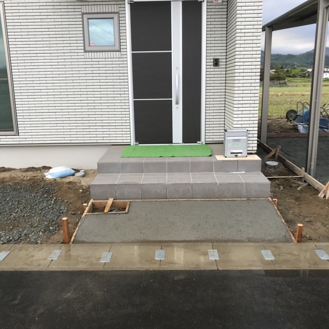 アプローチ施工中の画像