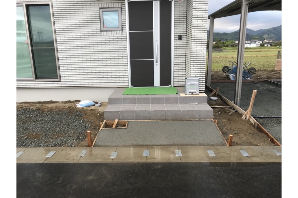 アプローチ施工中の画像