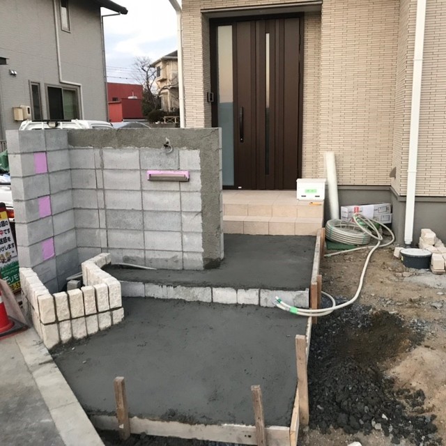 門柱・アプローチ施工中の画像