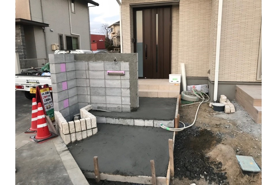 門柱・アプローチ施工中の画像