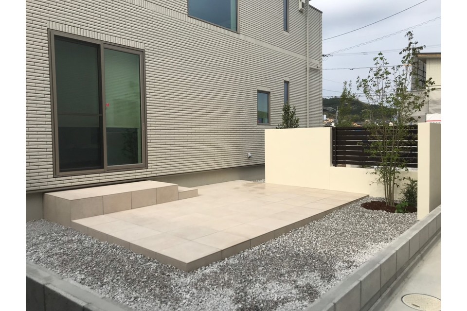 タイルデッキ＋目隠し塀　完成の画像