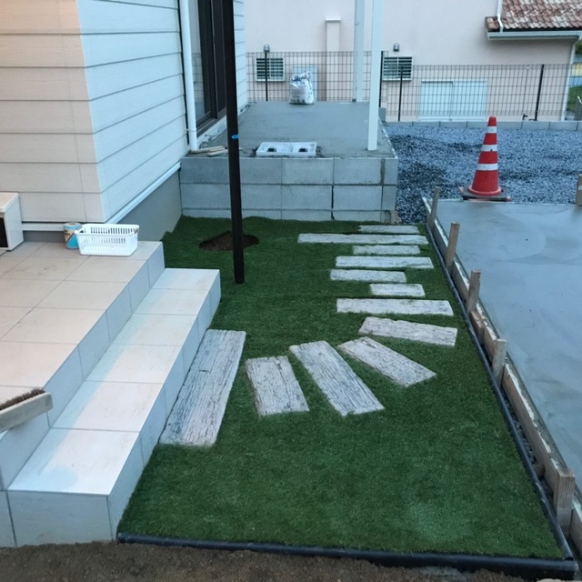 アプローチ（平板＋人工芝）の画像