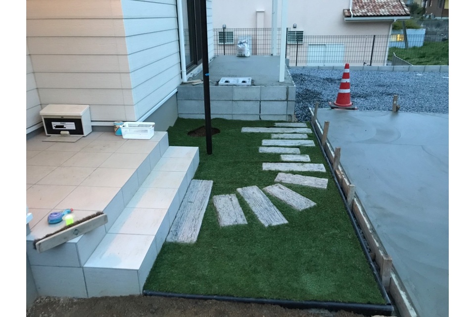 アプローチ（平板＋人工芝）の画像