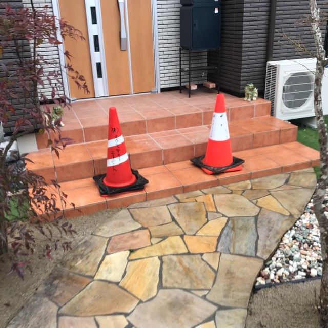  玄関１段造作＋アプローチタイル貼りの画像