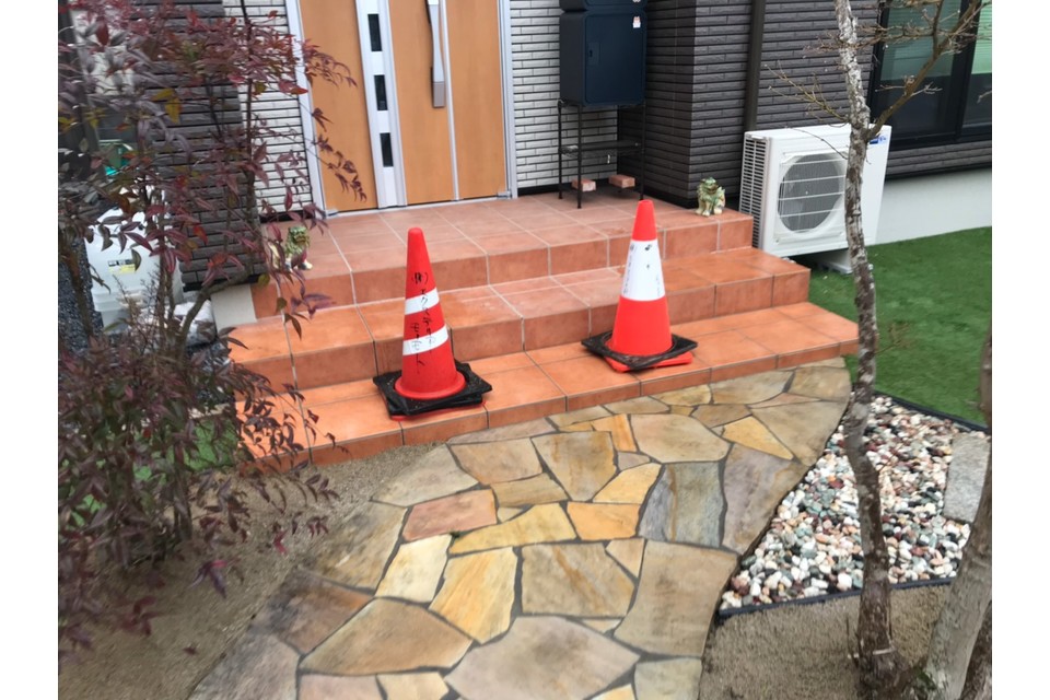  玄関１段造作＋アプローチタイル貼りの画像