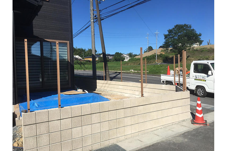 フェンス施工中の画像