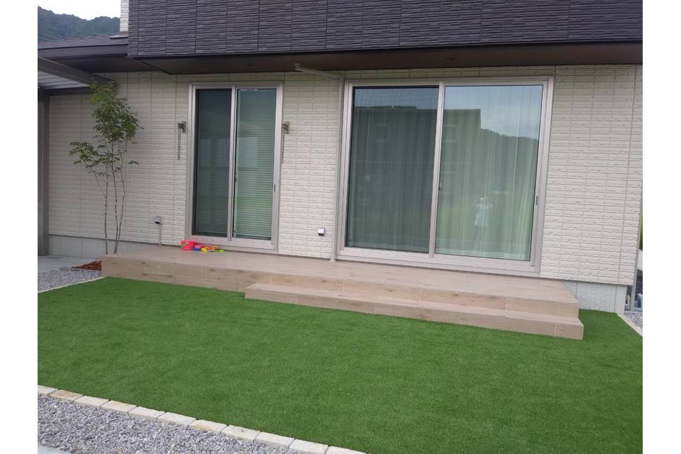 タイルデッキ+人工芝の画像