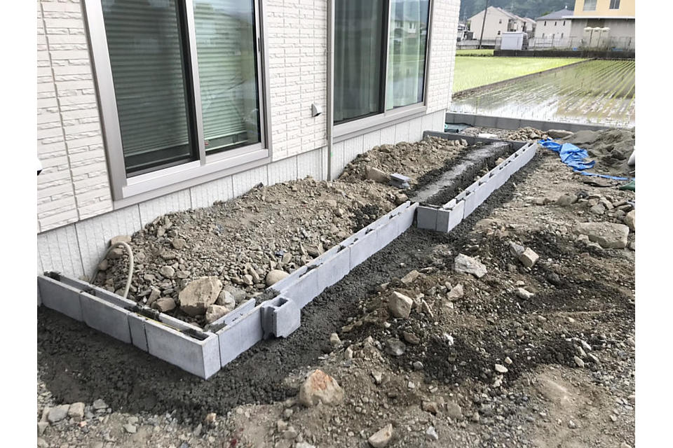 タイルデッキ施工中の画像