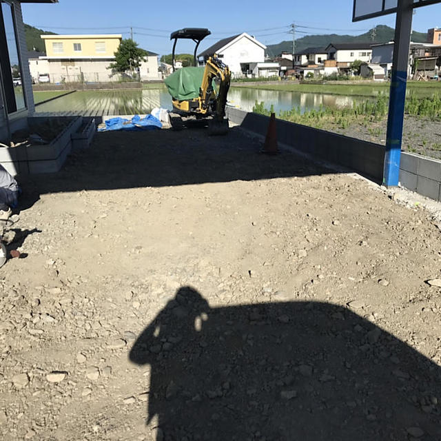 カーポート下土間施工中の画像