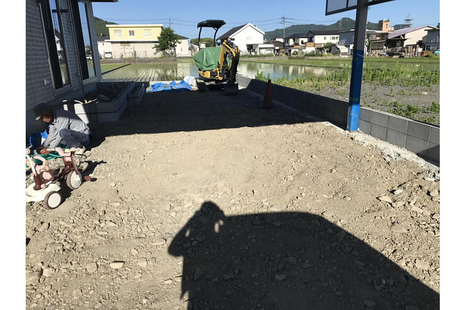 カーポート下土間施工中の画像