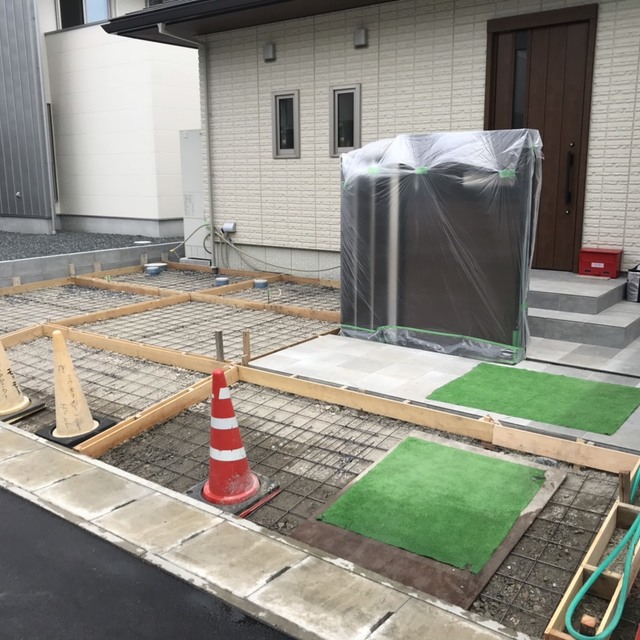 門柱・アプローチ施工中の画像