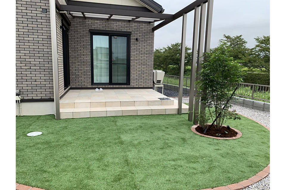 タイルデッキとプラスＧと人工芝と植栽の画像