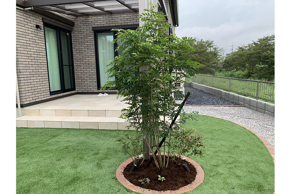 人工芝と植栽の画像