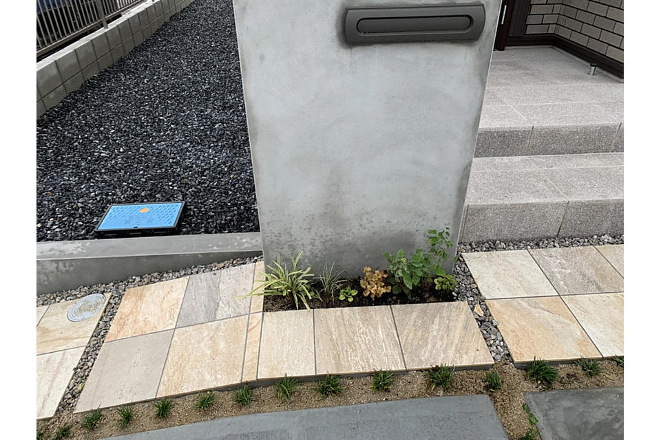 門柱とアプローチと植栽の画像