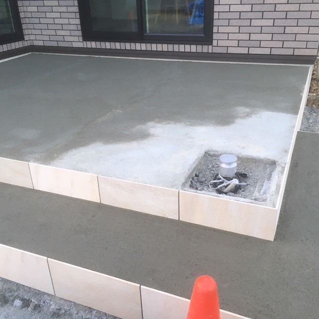 タイルデッキ施工中の画像