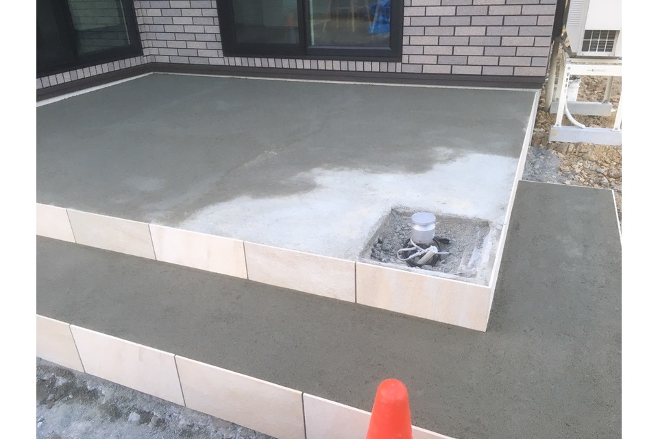 タイルデッキ施工中の画像