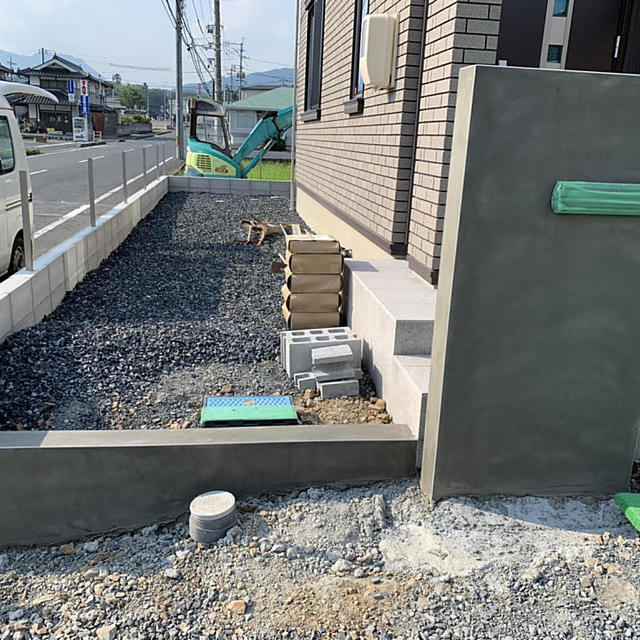 門柱施工中の画像