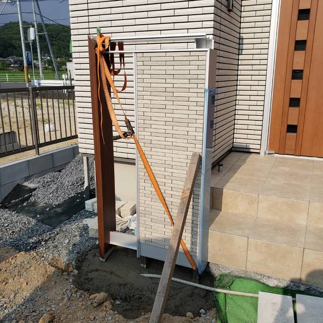 門柱施工中の画像