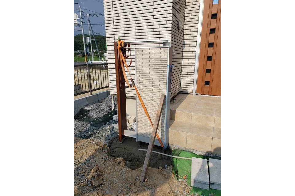 門柱施工中の画像