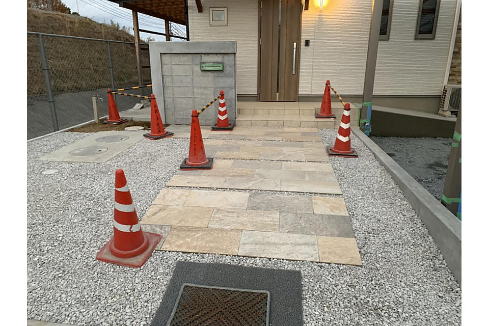 アプローチ＆門柱施工中の画像