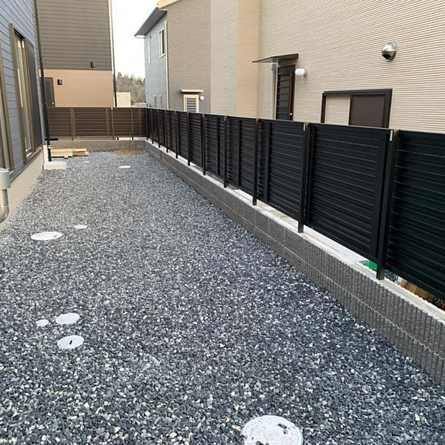 砂利敷き＋目隠しフェンスの画像