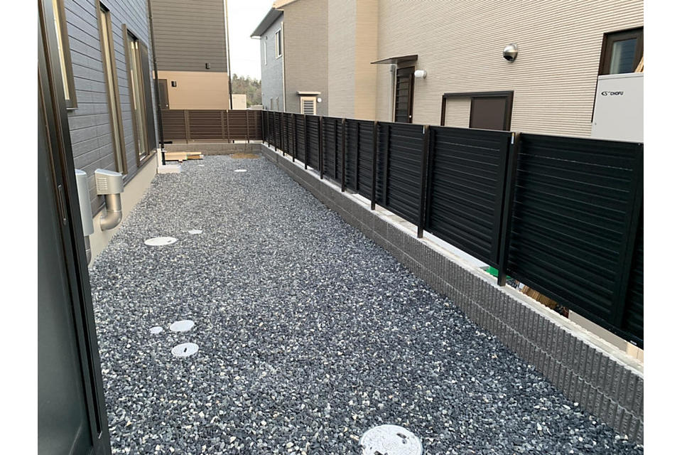 砂利敷き＋目隠しフェンスの画像