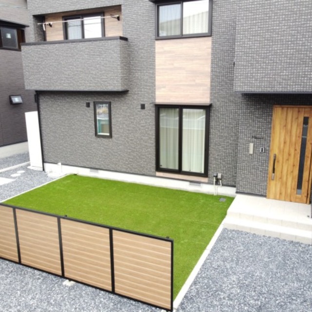 目隠しフェンス・人工芝の画像