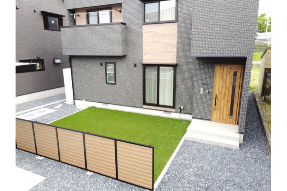 目隠しフェンス・人工芝の画像