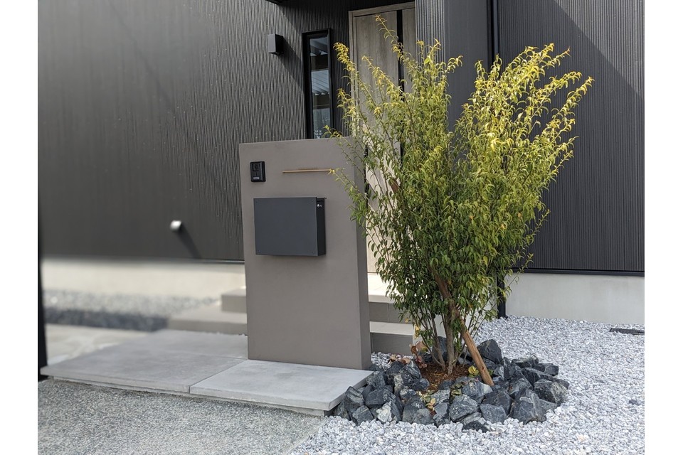 門柱・植栽・ｵｵｸﾞﾘ石の画像