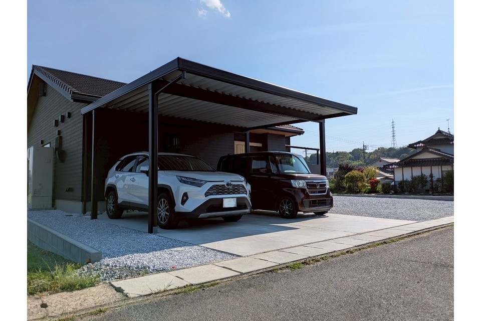 折板カーポート・土間コンクリートの画像