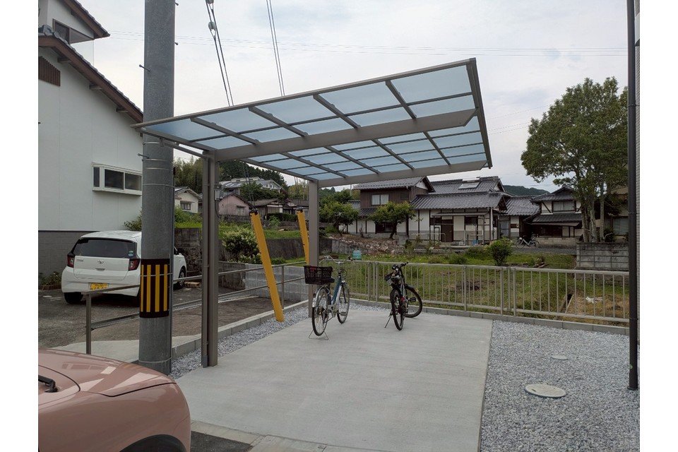 駐輪場兼用カーポート・土間コンクリートの画像