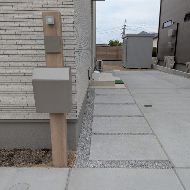 門柱・アプローチ・表札・ライトの画像