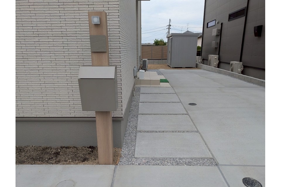 門柱・アプローチ・表札・ライトの画像