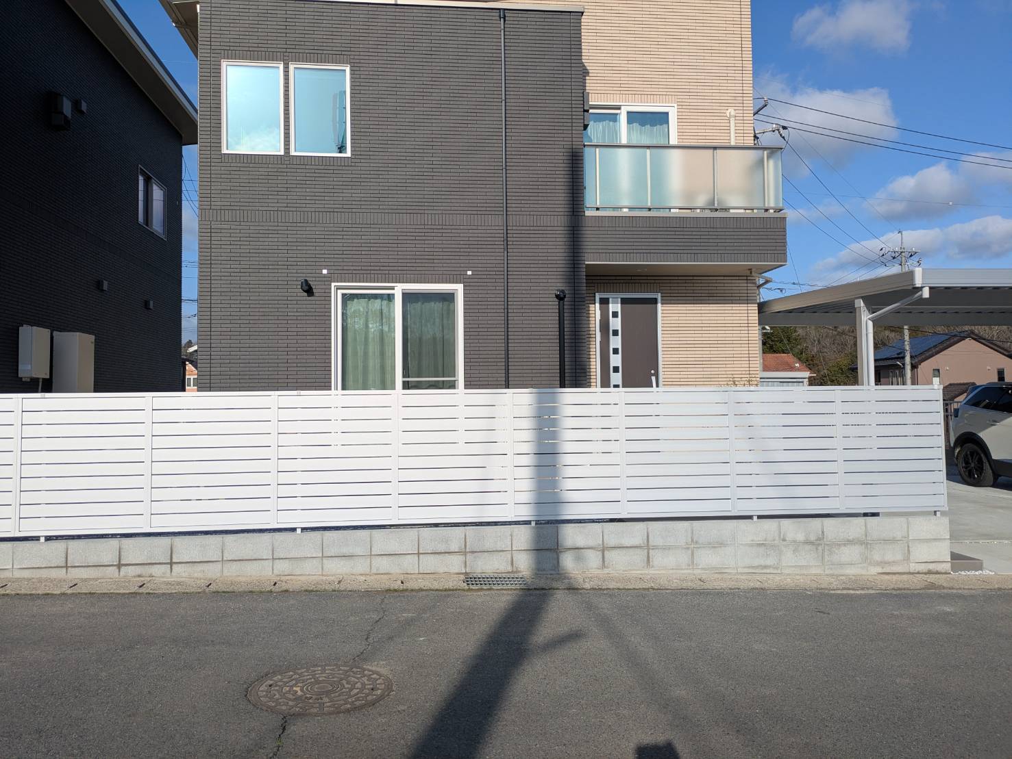 玄関ﾎﾟｰﾁ、すぐ道路の門周りの画像