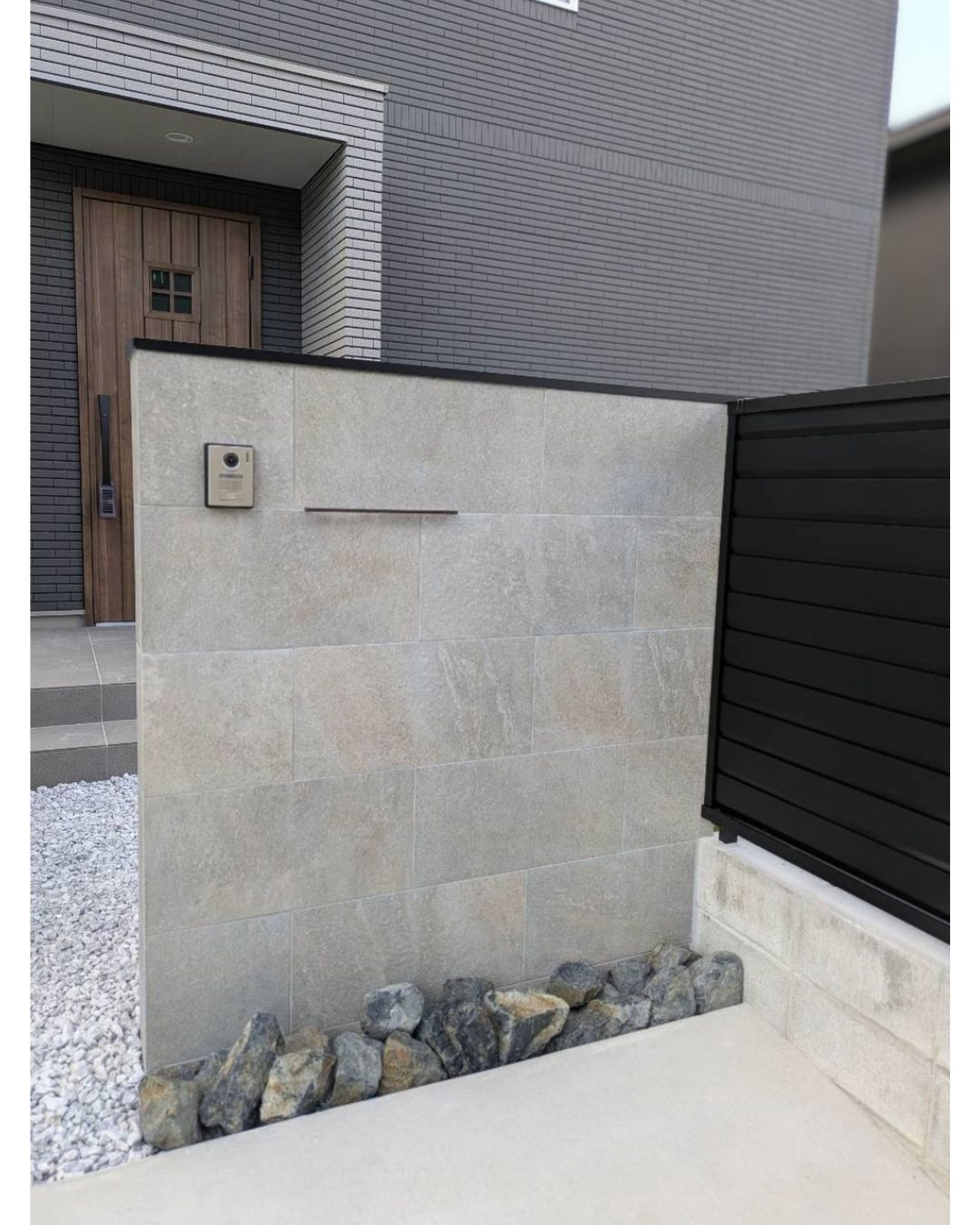 津山市/新築外構/折板ｶｰﾎﾟｰﾄ/門柱/目隠しﾌｪﾝｽの画像
